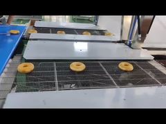 डोनट केवल नीचे पर चॉकलेट कोटिंग करते हैं